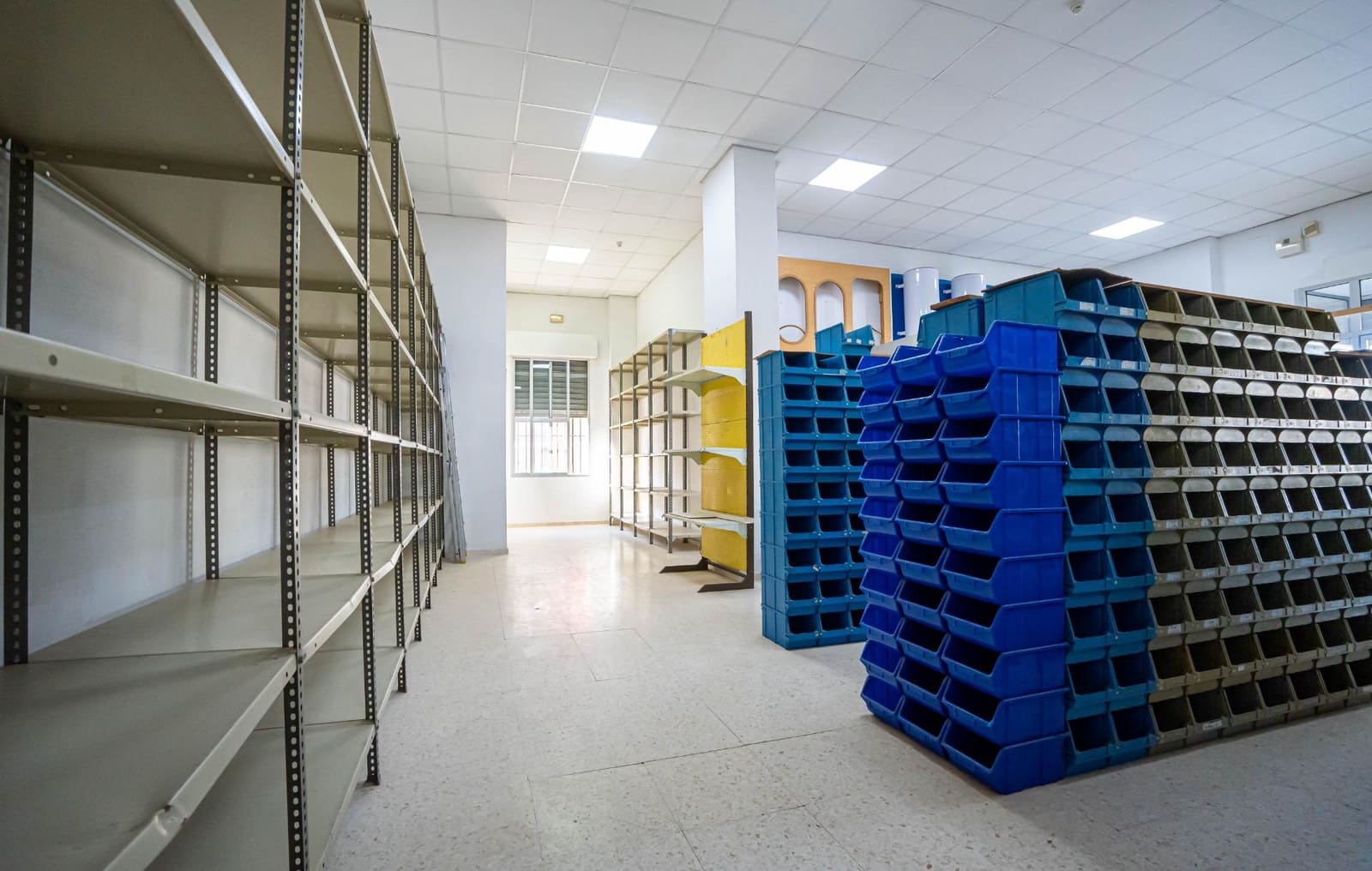 Commercial for sale in Alcala del Rio with garage - € 690,000 (Ref: 9715192)