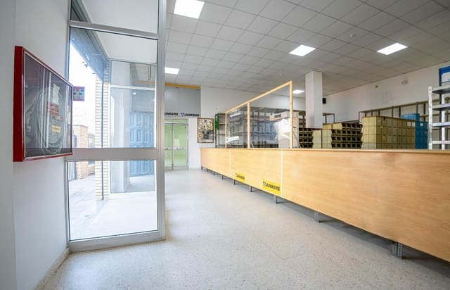 Komercyjne na sprzedaż w Alcalá del Río z garażem - 650 000 € (Ref: 9715192)