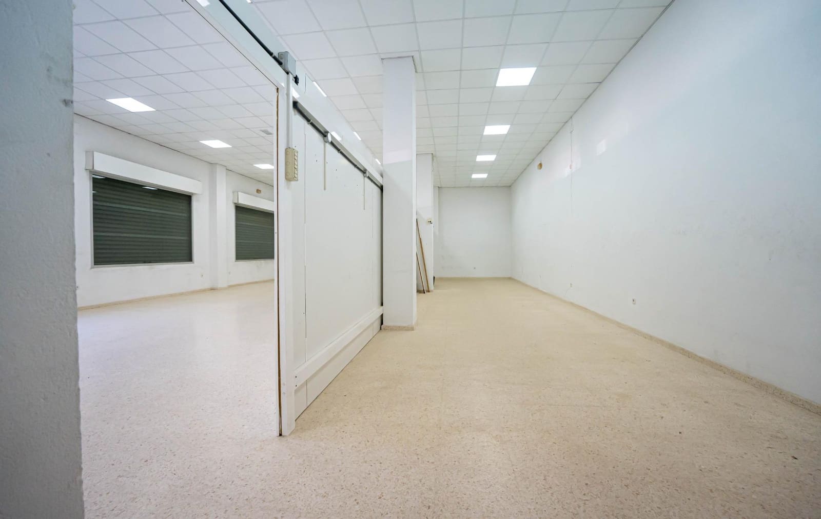 Commercial for sale in Alcala del Rio with garage - € 650,000 (Ref: 9715192)