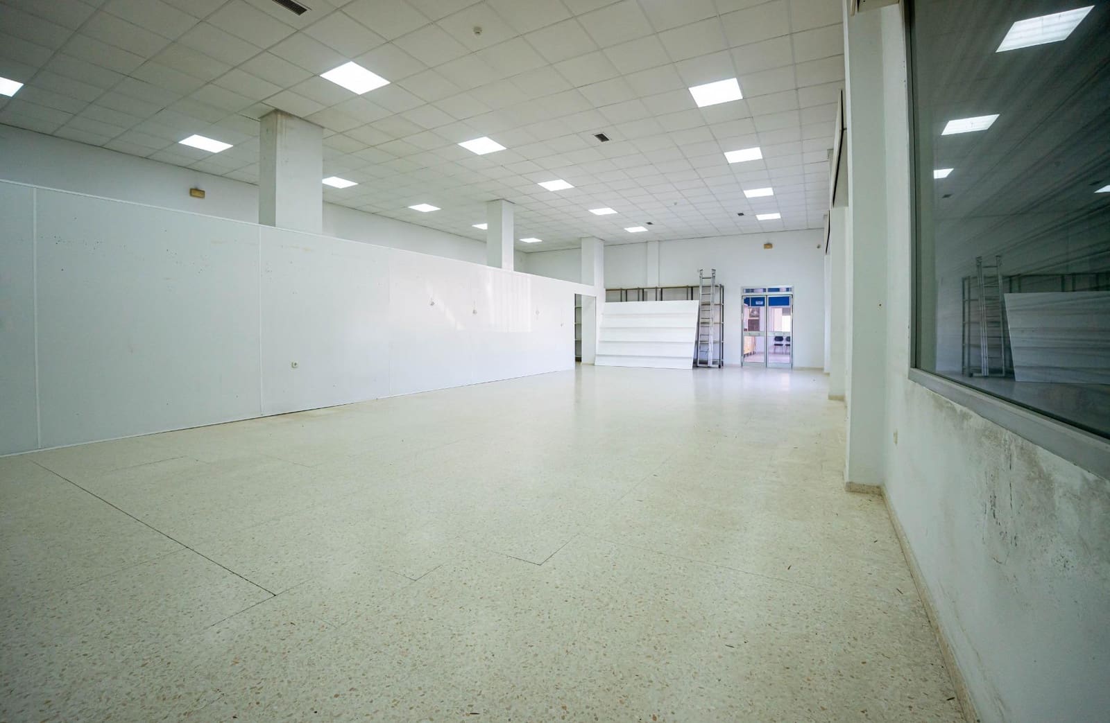 Commercial for sale in Alcala del Rio with garage - € 650,000 (Ref: 9715192)
