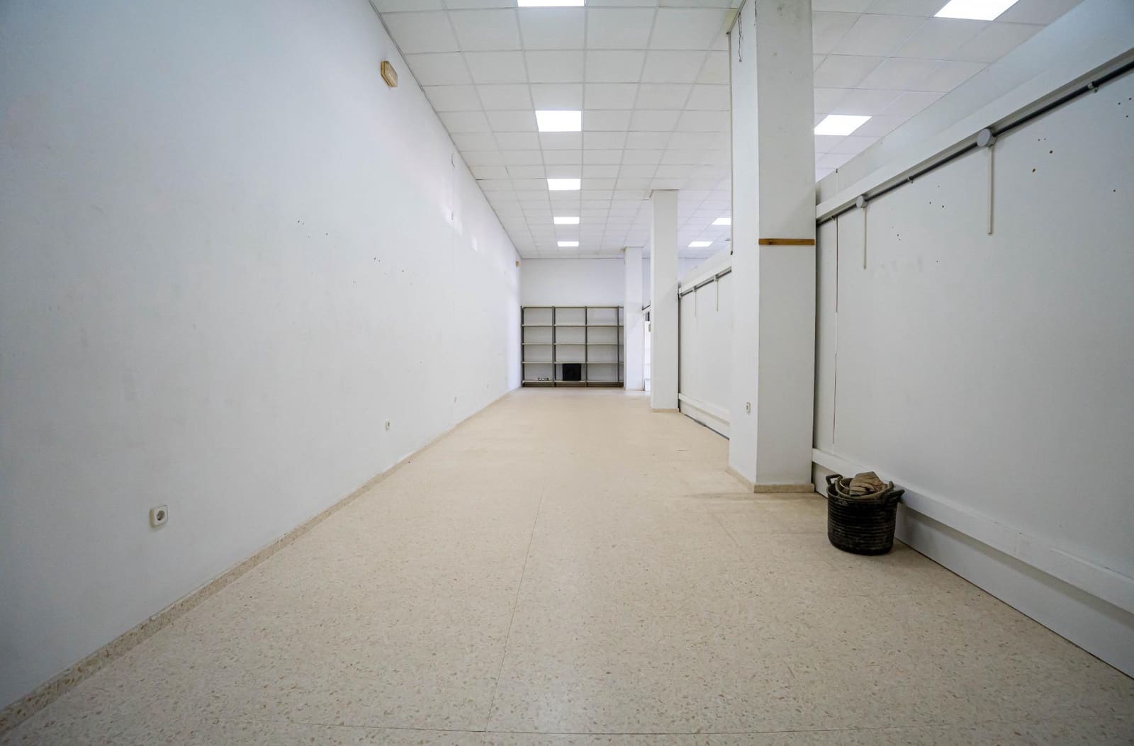 Commercial for sale in Alcala del Rio with garage - € 650,000 (Ref: 9715192)