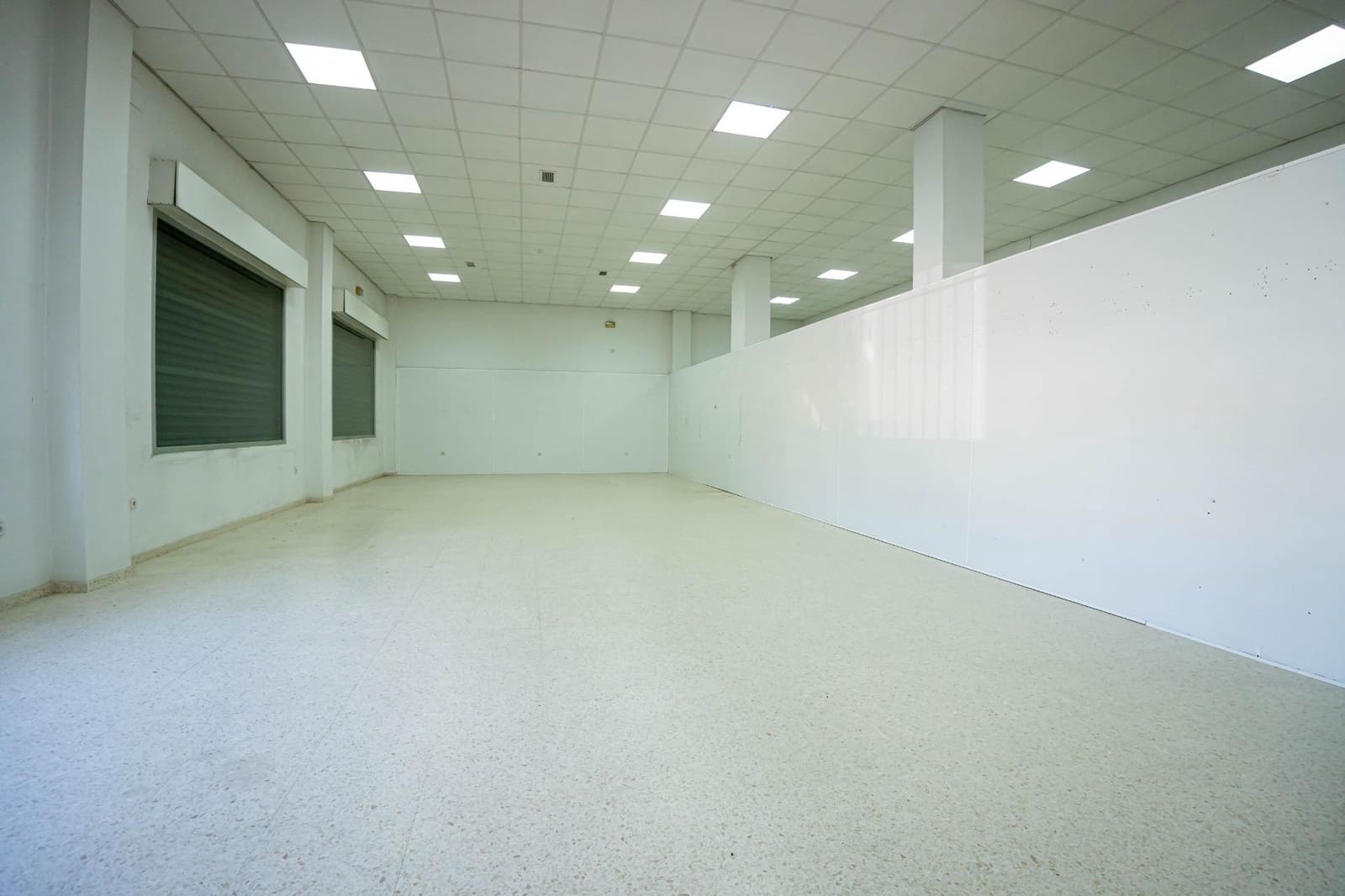 Commercial for sale in Alcala del Rio with garage - € 650,000 (Ref: 9715192)