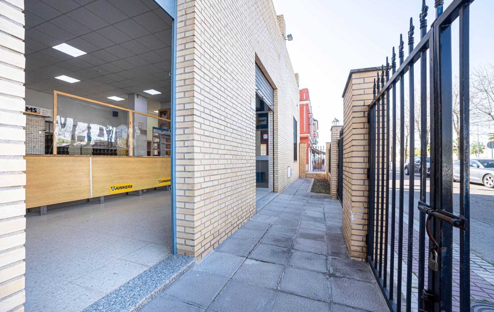 Commercial for sale in Alcala del Rio with garage - € 650,000 (Ref: 9715192)