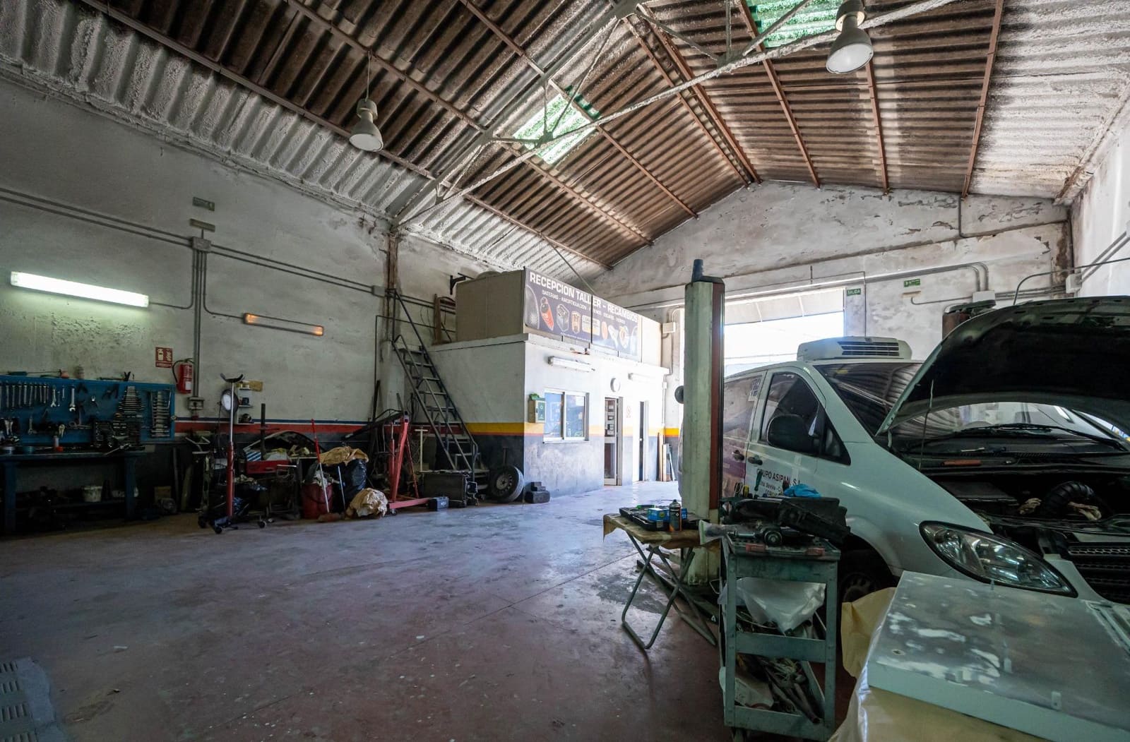 Business for sale in La Rinconada with garage - € 169,800 (Ref: 9715194)