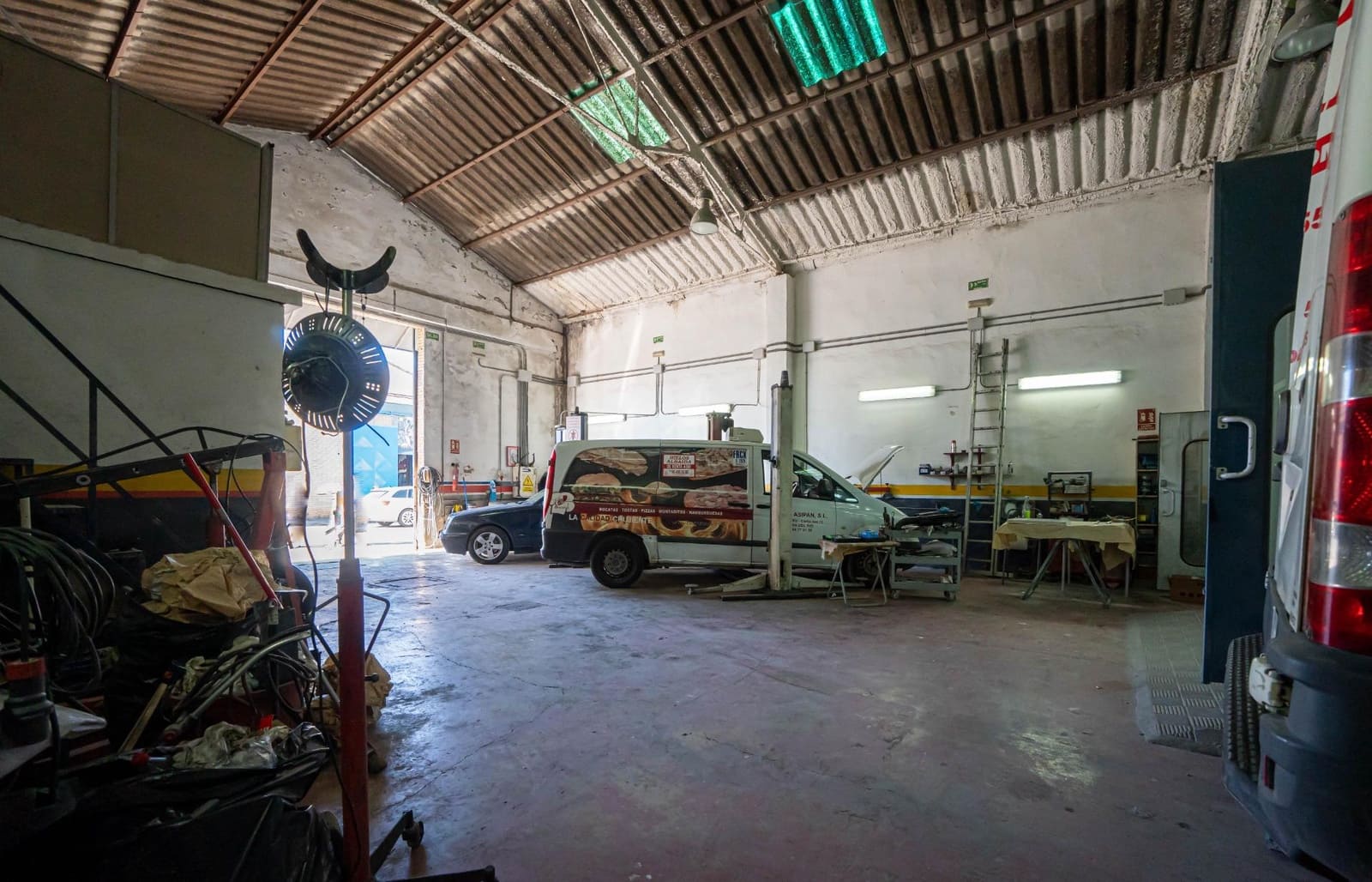 Business for sale in La Rinconada with garage - € 169,800 (Ref: 9715194)