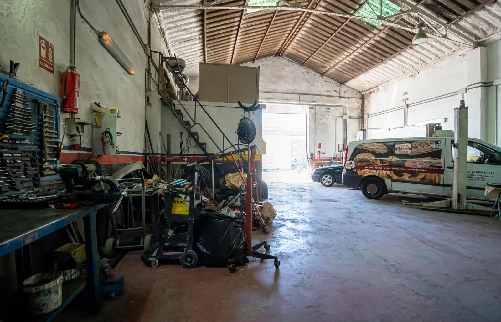 Business for sale in La Rinconada with garage - € 169,800 (Ref: 9715194)