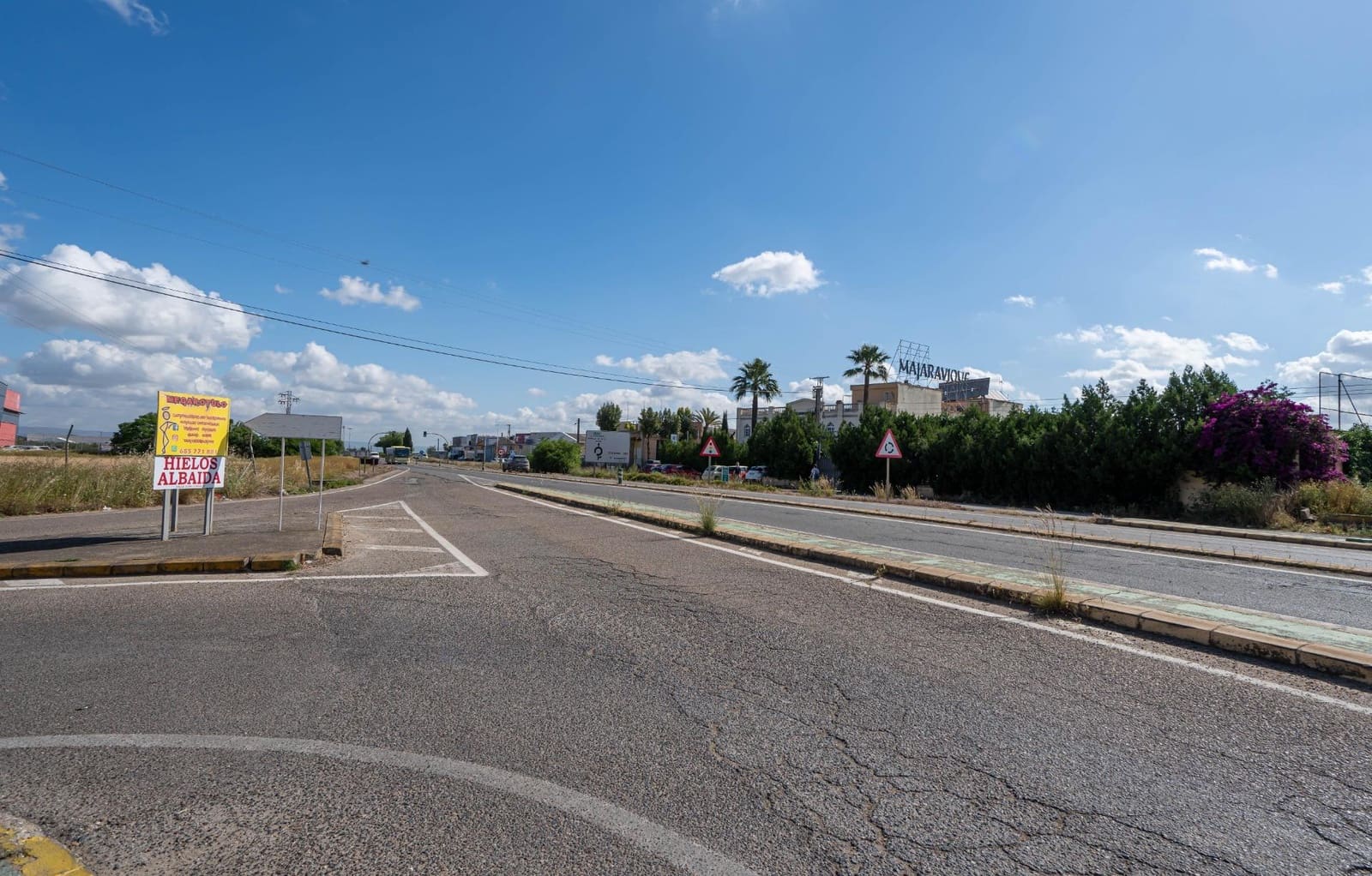 Business for sale in La Rinconada with garage - € 169,800 (Ref: 9715194)