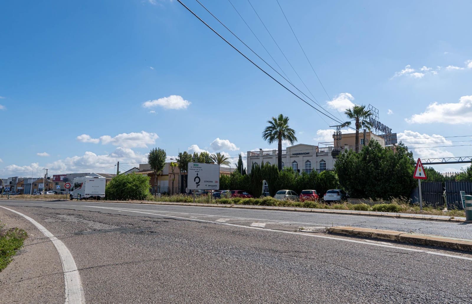Business for sale in La Rinconada with garage - € 169,800 (Ref: 9715194)