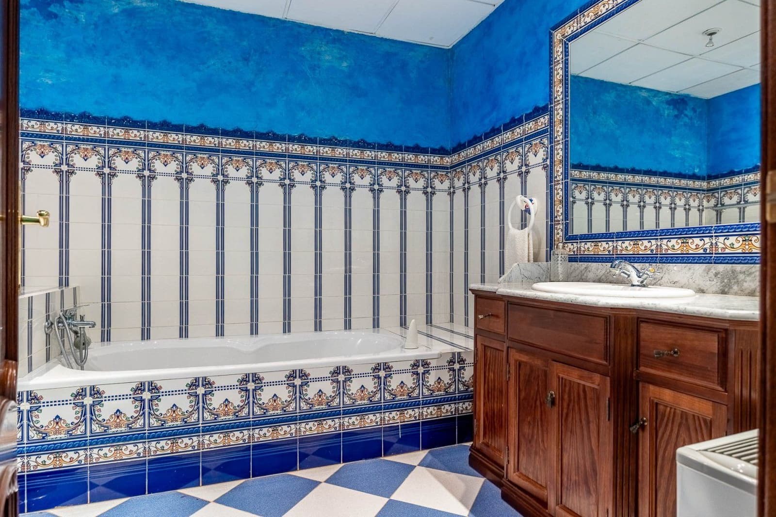 9 bedroom Finca/Country House for sale in Carmona with pool garage - € 1,999,000 (Ref: 9715195)