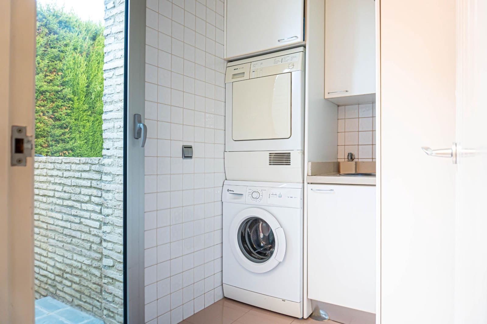 5 bedroom Villa for sale in Valencina de la Concepcion with pool - € 790,000 (Ref: 9715196)