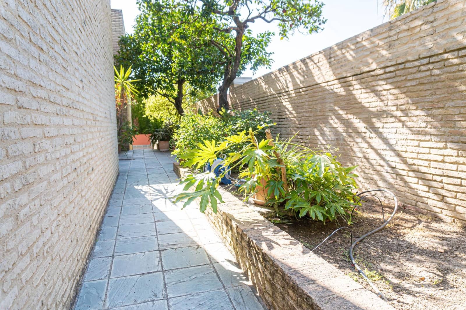 5 bedroom Villa for sale in Valencina de la Concepcion with pool - € 790,000 (Ref: 9715196)