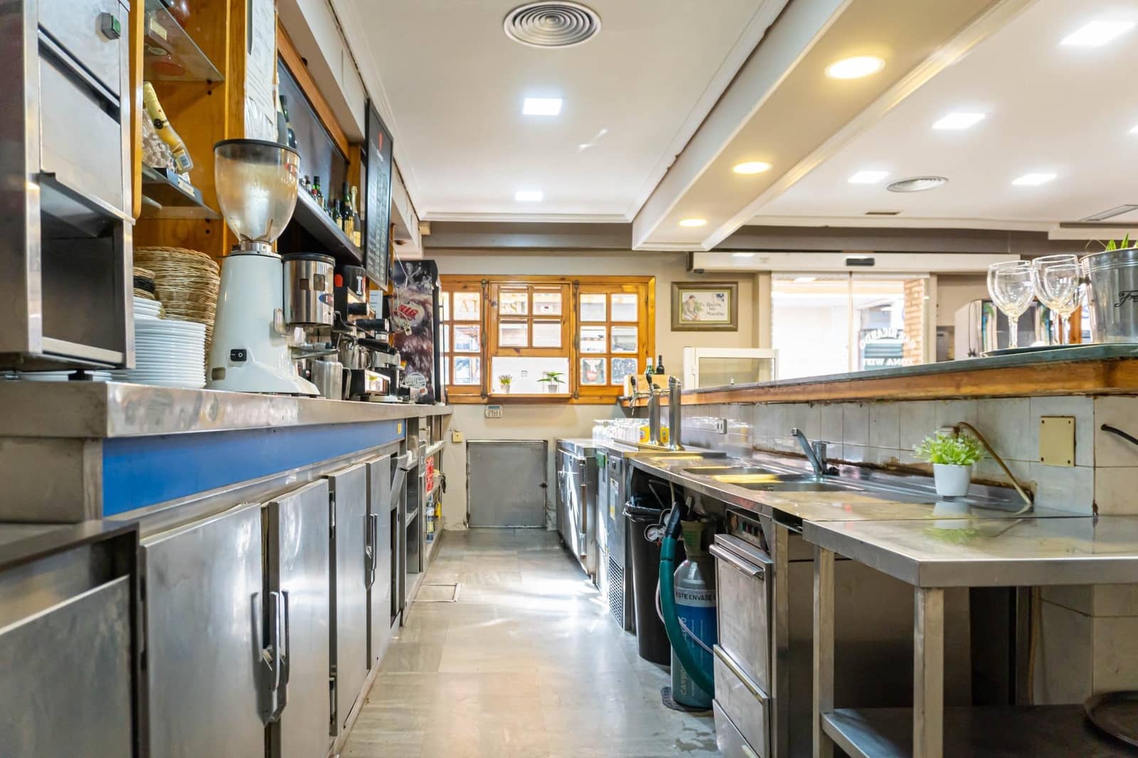 Kommersiell til salgs i Sevilla by - € 165 000 (Ref: 9715197)