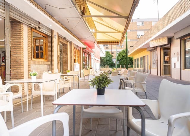 Commercial for sale in Rochelambert, Seville city - € 165,000 (Ref: 9715197)