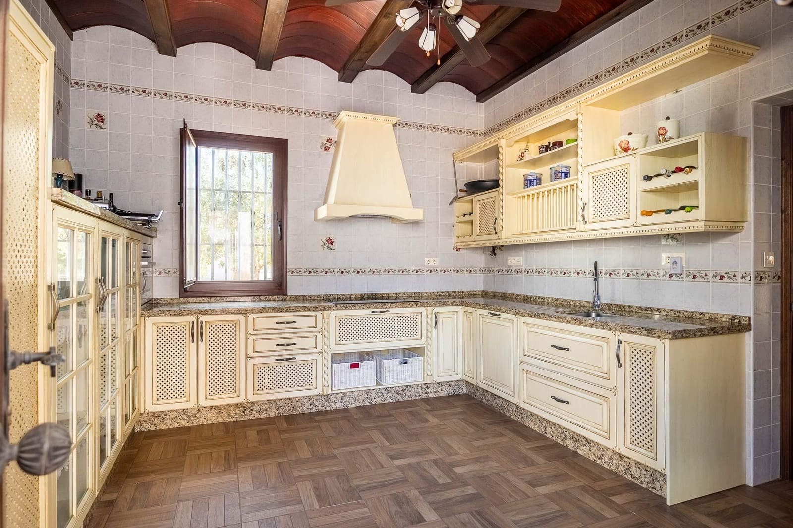 9 bedroom Finca/Country House for sale in Carmona with garage - € 1,600,000 (Ref: 9715198)