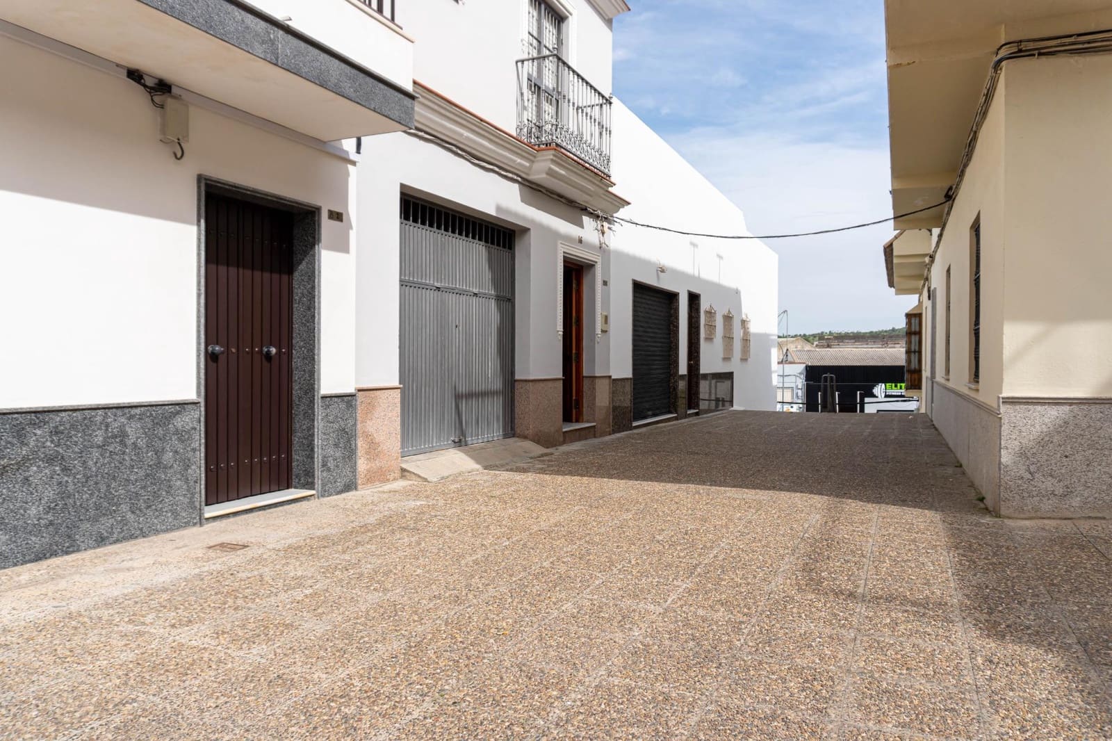 4 bedroom Townhouse for sale in Moron de la Frontera with garage - € 139,900 (Ref: 9715202)