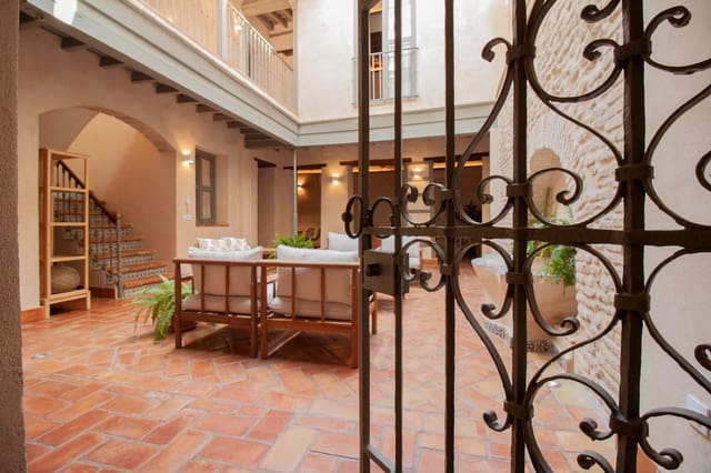 6 soveværelse Byhus til salg i Sevilla by - € 1.600.000 (Ref: 9715204)