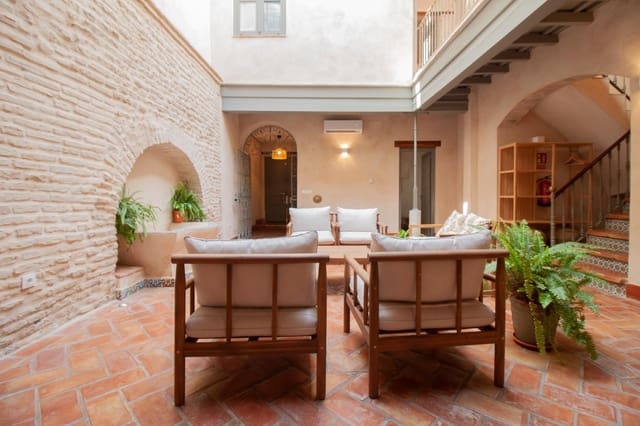 6 soveværelse Byhus til salg i Sevilla by - € 1.600.000 (Ref: 9715204)