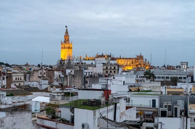 3 bedroom Flat for rent in Alfalfa, Seville city - € 1,800 (Ref: 9747881)
