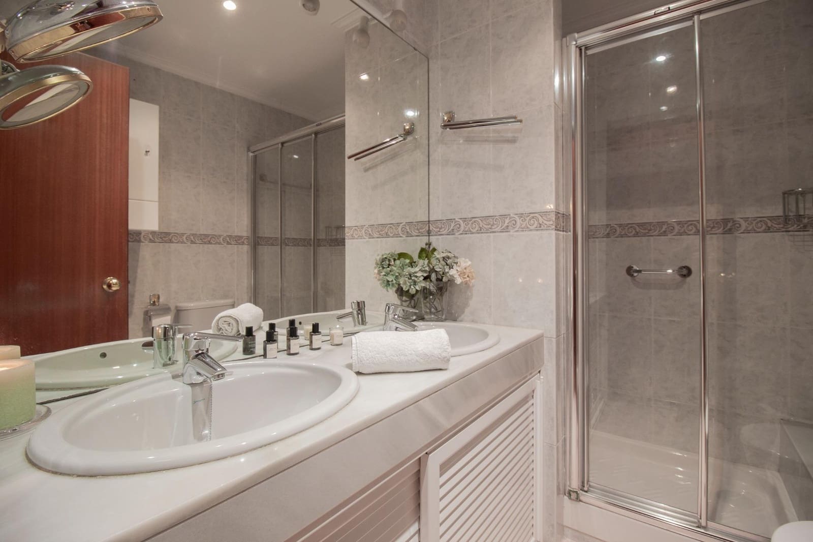 5 bedroom Flat for sale in Seville city with pool garage - € 365,000 (Ref: 9783113)