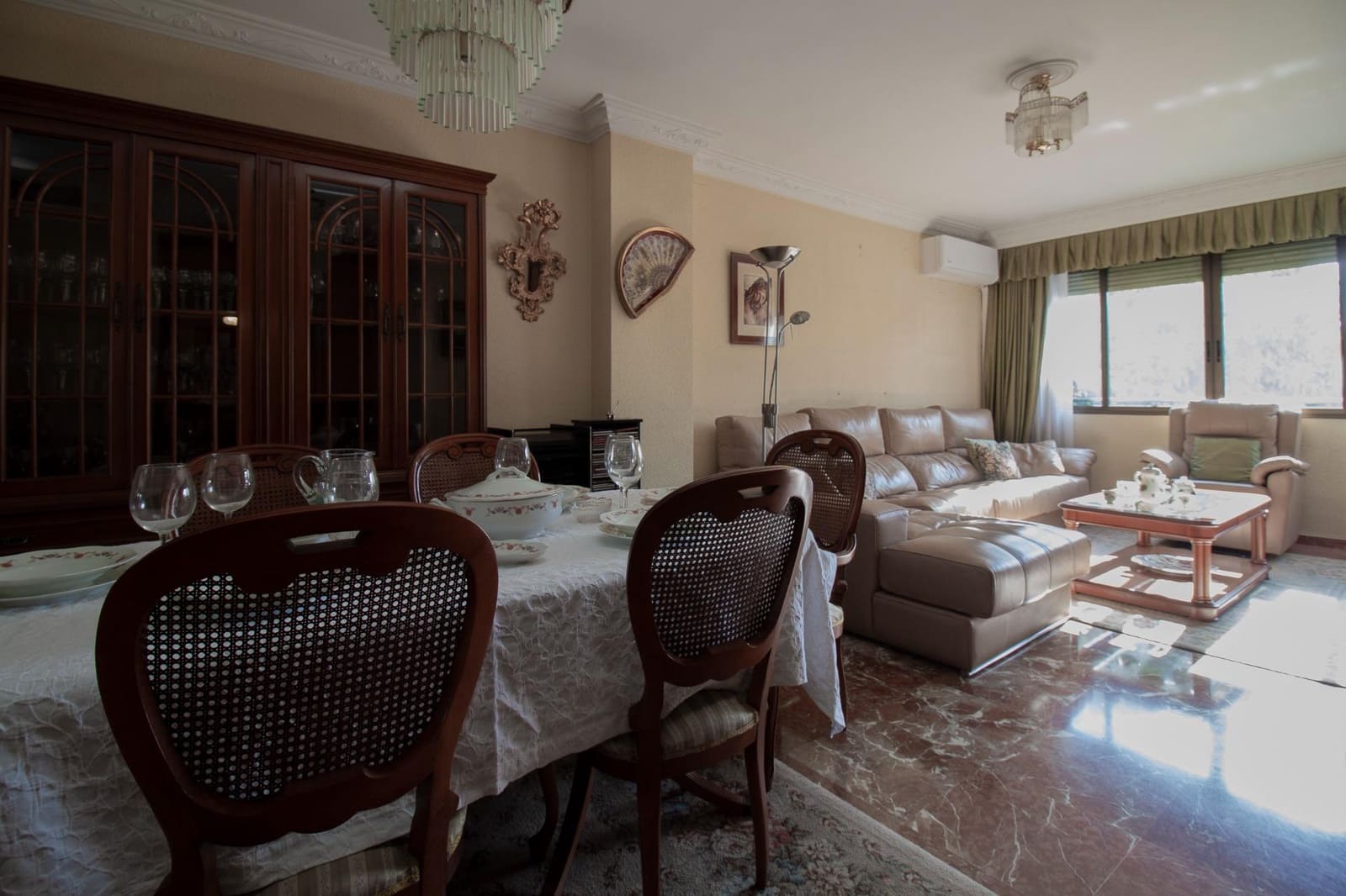 5 soveværelse Lejlighed til salg i Sevilla by med swimmingpool garage - € 365.000 (Ref: 9783113)