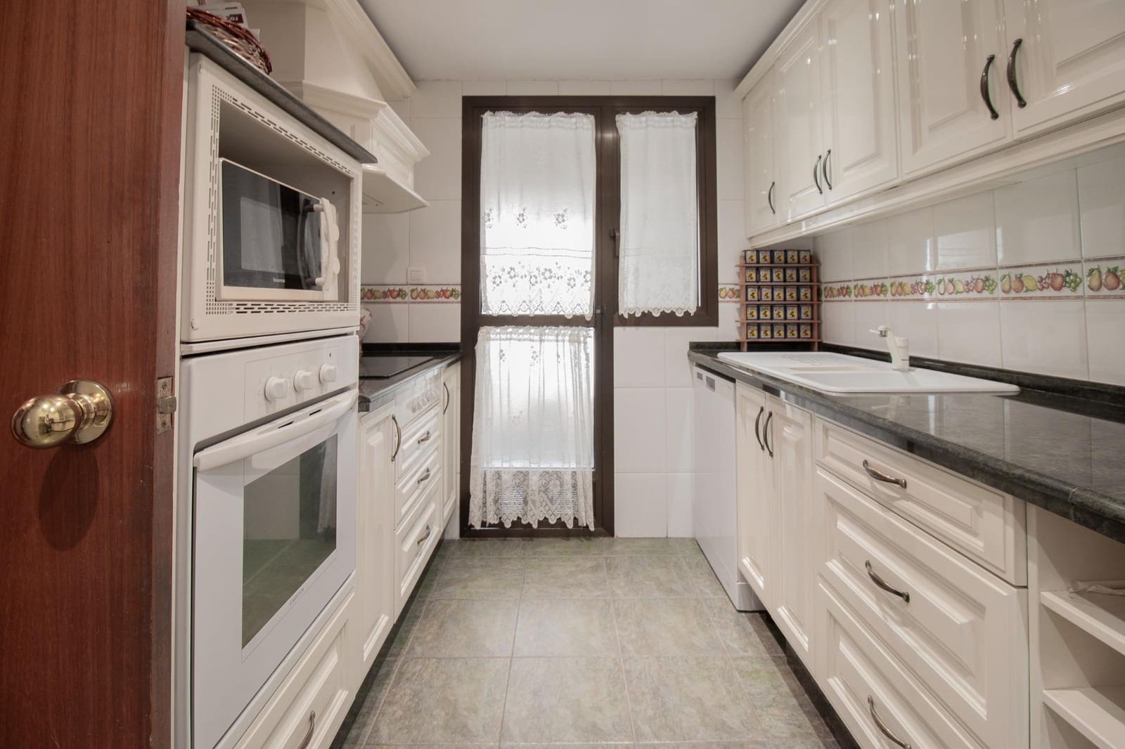 5 soveværelse Lejlighed til salg i Sevilla by med swimmingpool garage - € 365.000 (Ref: 9783113)