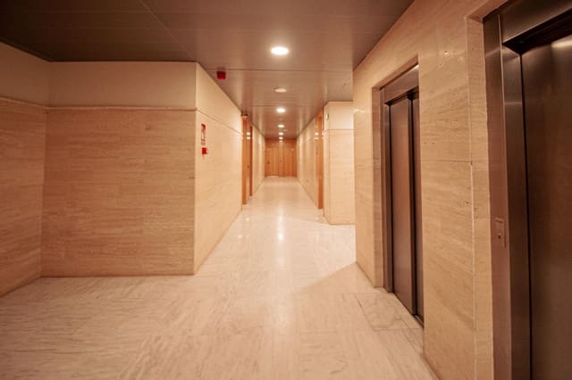 Oficina de 2 habitaciones en Mairena del Aljarafe en alquiler con garaje - 399 € (Ref: 9791013)