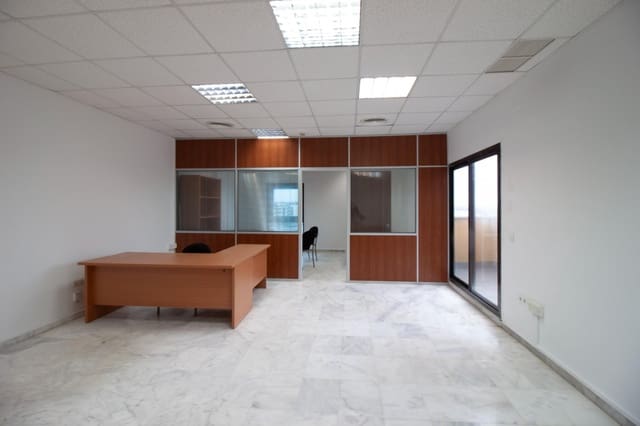 Bureau de 2 chambres à louer à Mairena del Aljarafe avec garage - 399 € (Ref: 9791013)
