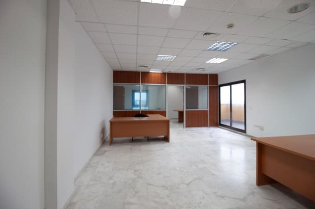 Bureau de 2 chambres à louer à Mairena del Aljarafe avec garage - 399 € (Ref: 9791013)