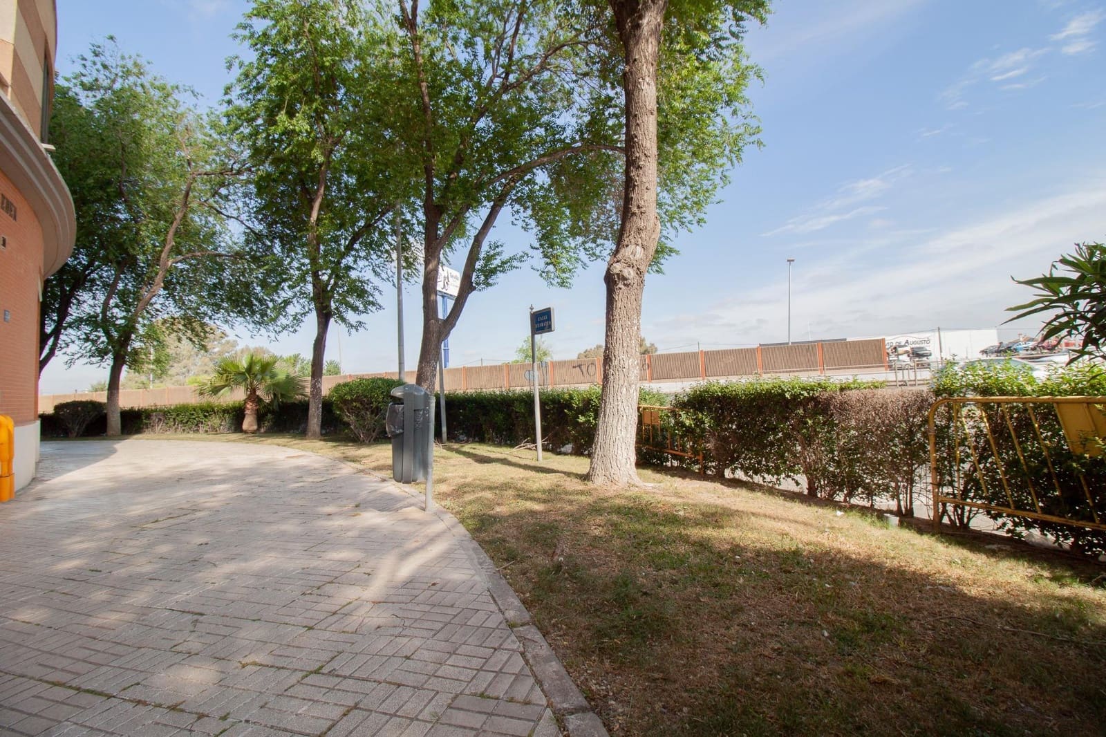 Commercial for sale in Seville city - € 285,000 (Ref: 9818184)