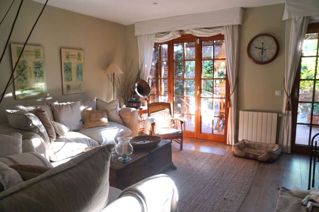 4 bedroom Townhouse for sale in Badalona with garage - € 720,000 (Ref: 9707706)