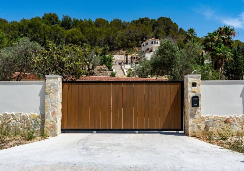11 bedroom Finca/Country House for sale in Altea la Vella with pool - € 1,900,000 (Ref: 9726332)