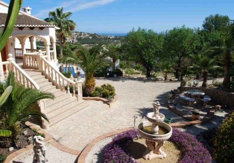 5 bedroom Villa for sale in Calpe / Calp with pool - € 1,165,000 (Ref: 9728450)