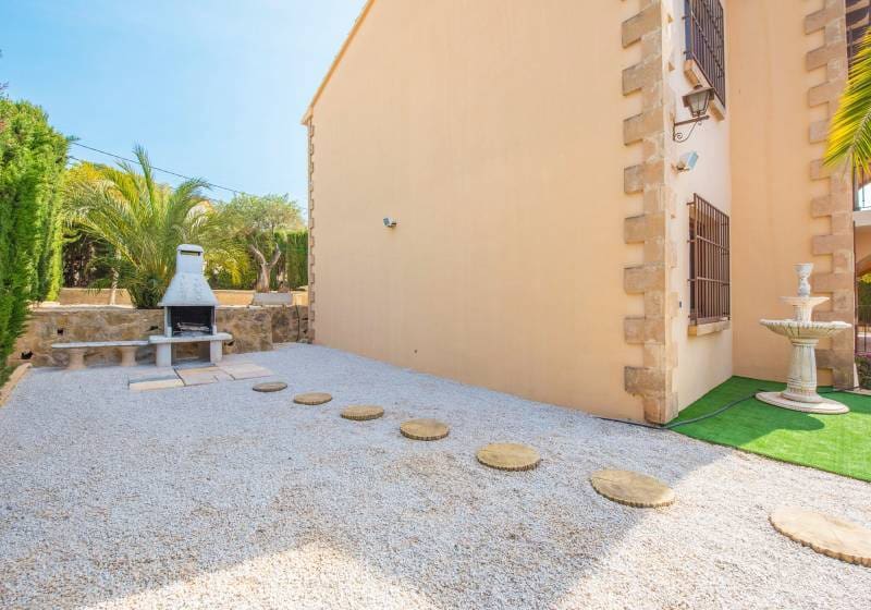 4 bedroom Villa for sale in Benissa with pool - € 954,000 (Ref: 9868022)