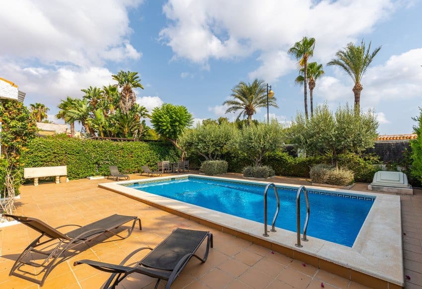 3 soveværelse Villa til salg i Torrevieja med swimmingpool garage - € 595.000 (Ref: 10029556)