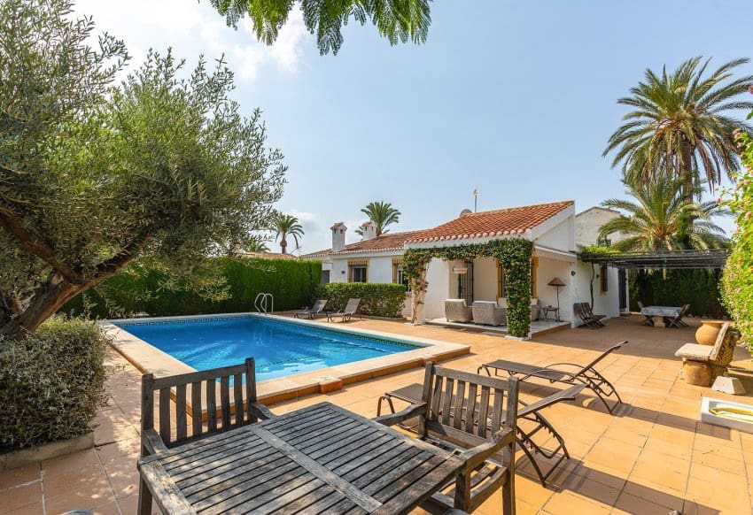 3 soveværelse Villa til salg i Torrevieja med swimmingpool garage - € 595.000 (Ref: 10029556)