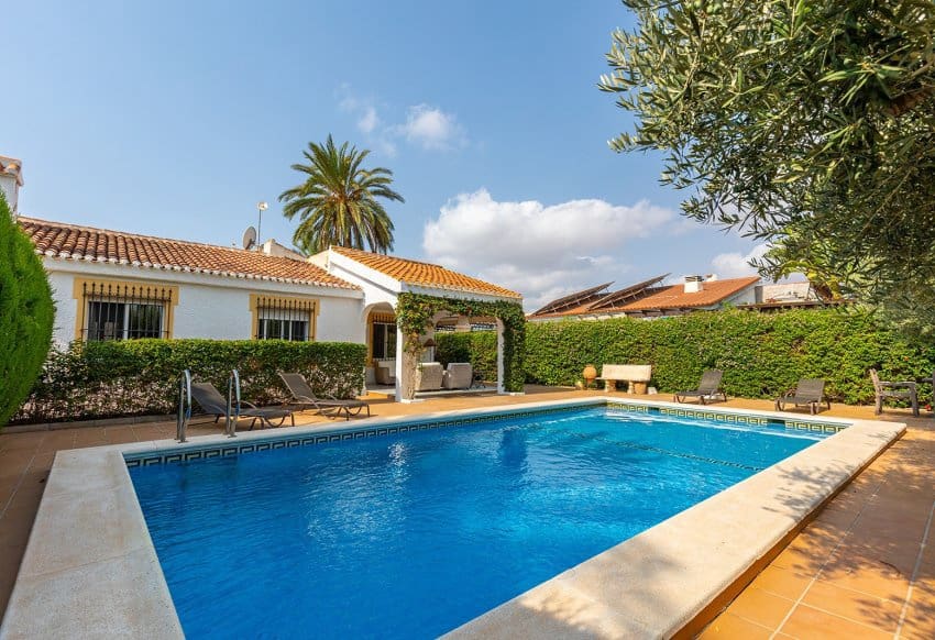 3 soveværelse Villa til salg i Torrevieja med swimmingpool garage - € 595.000 (Ref: 10029556)