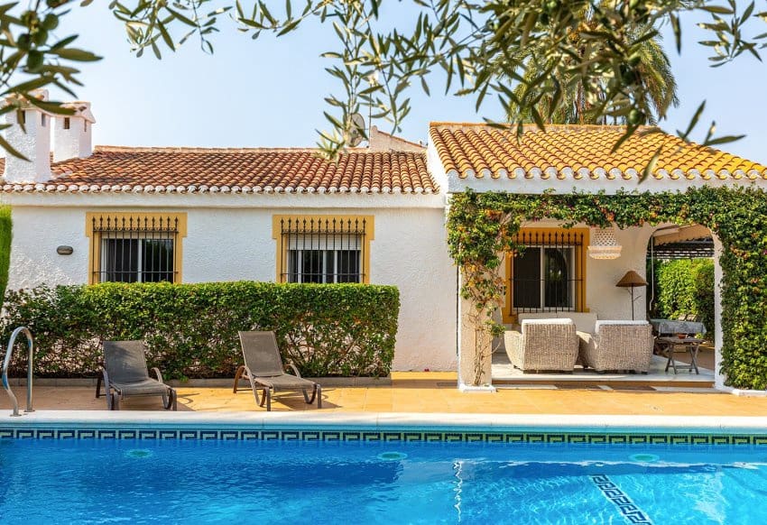 3 soveværelse Villa til salg i Torrevieja med swimmingpool garage - € 595.000 (Ref: 10029556)