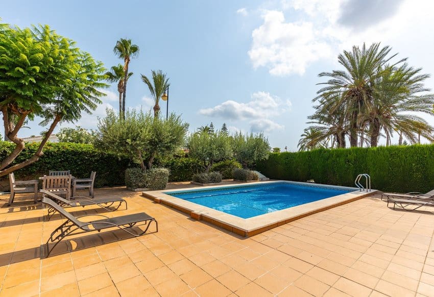 3 soveværelse Villa til salg i Torrevieja med swimmingpool garage - € 595.000 (Ref: 10029556)