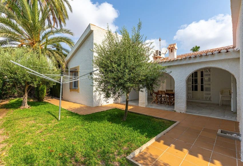 3 soveværelse Villa til salg i Torrevieja med swimmingpool garage - € 595.000 (Ref: 10029556)