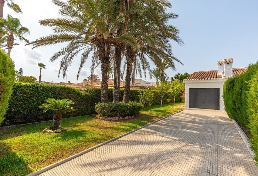 3 soveværelse Villa til salg i Torrevieja med swimmingpool garage - € 595.000 (Ref: 10029556)
