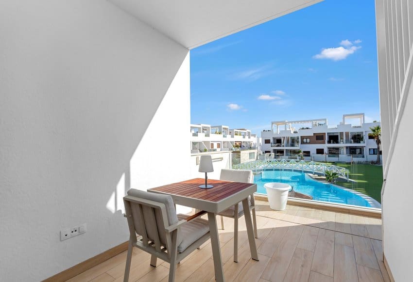 Apartamento de 2 habitaciones en Torrevieja en venta con piscina garaje - 300.000 € (Ref: 10029557)