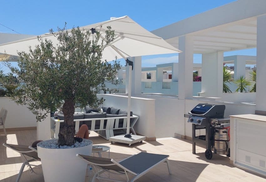 Apartamento de 2 habitaciones en Torrevieja en venta con piscina garaje - 300.000 € (Ref: 10029557)