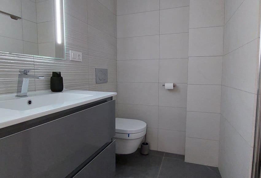 Apartamento de 2 habitaciones en Torrevieja en venta con piscina garaje - 300.000 € (Ref: 10029557)