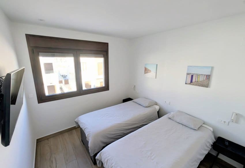 Apartamento de 2 habitaciones en Torrevieja en venta con piscina garaje - 300.000 € (Ref: 10029557)