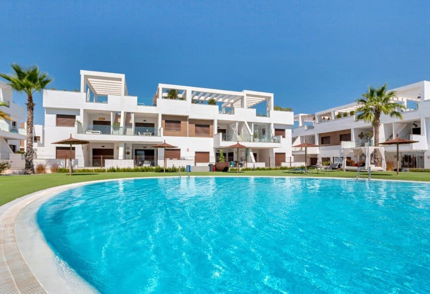 Apartamento de 2 habitaciones en Torrevieja en venta con piscina garaje - 300.000 € (Ref: 10029557)