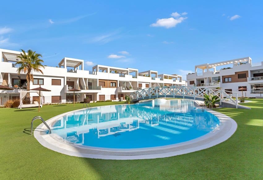 Apartamento de 2 habitaciones en Torrevieja en venta con piscina garaje - 300.000 € (Ref: 10029557)