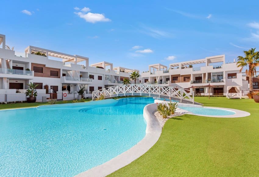 Apartamento de 2 habitaciones en Torrevieja en venta con piscina garaje - 300.000 € (Ref: 10029557)