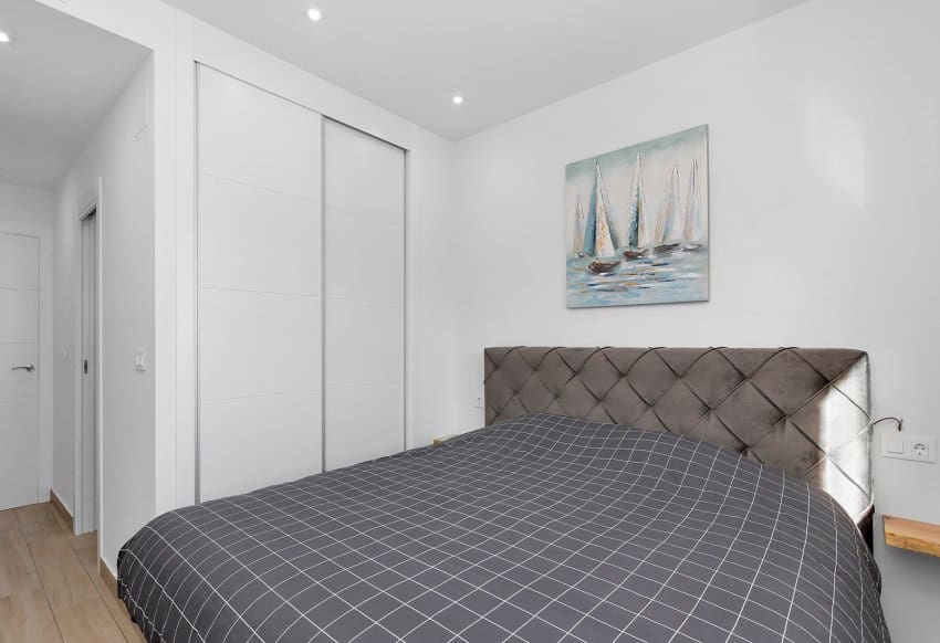 Apartamento de 2 habitaciones en Torrevieja en venta con piscina garaje - 300.000 € (Ref: 10029557)
