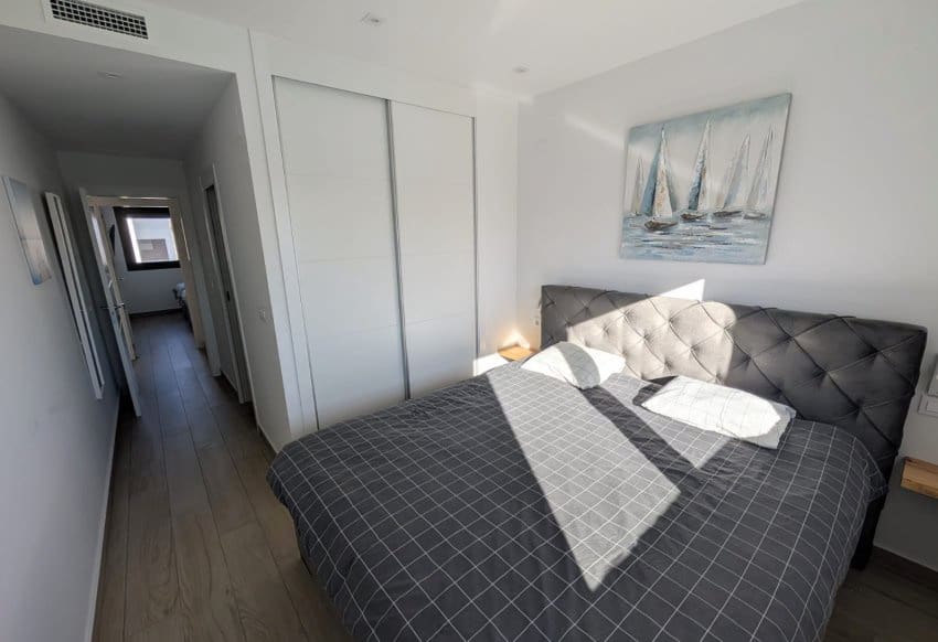 Apartamento de 2 habitaciones en Torrevieja en venta con piscina garaje - 300.000 € (Ref: 10029557)