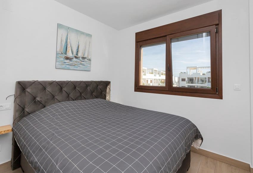 Apartamento de 2 habitaciones en Torrevieja en venta con piscina garaje - 300.000 € (Ref: 10029557)